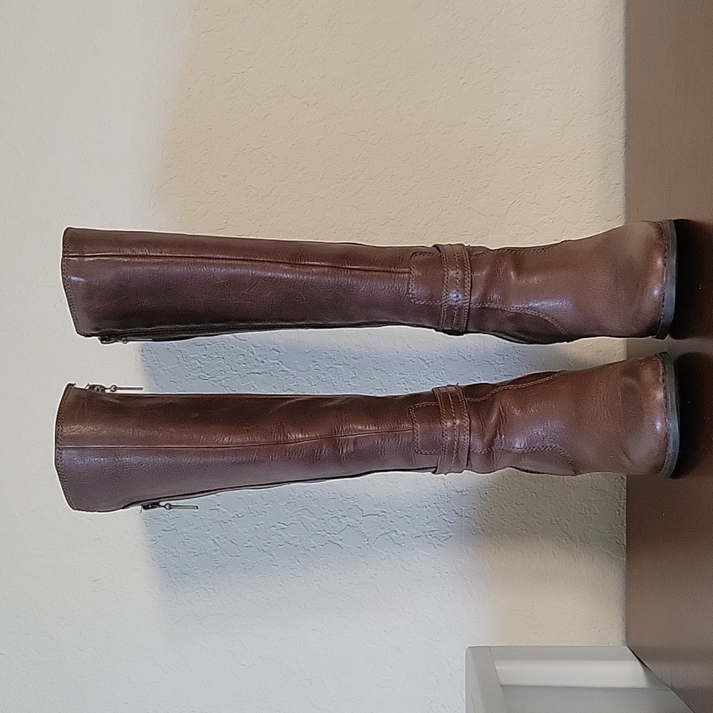 Beautiful Clarks leather and suede Heeled Knee High Boots size 6M classic style
